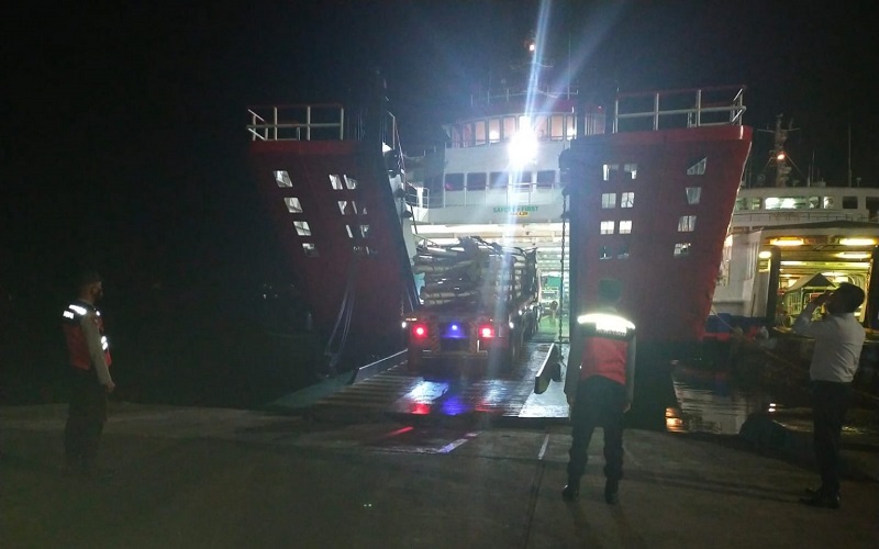 Besi Konstruksi Tribun Sirkuit Mandalika Tiba di Pelabuhan Lembar