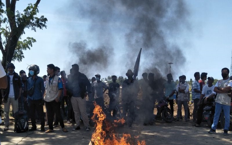 Ratusan Pemuda Karang Taruna Blokade Jalan di Depan Sirkuit Mandalika, Ada Apa?