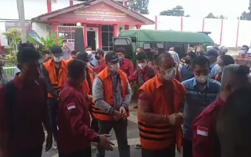 Diborgol, 10 Anggota DPRD Muara Enim Tertunduk Masuk Rutan Pakjo Palembang