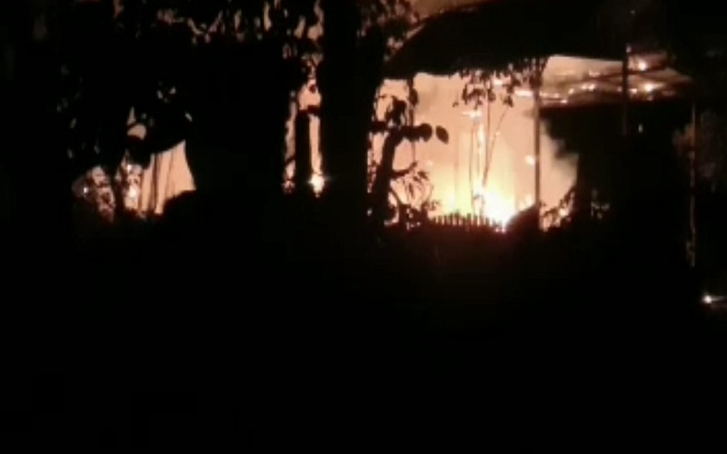 Aksi Nekat Emak-Emak Terobos Rumah Terbakar Selamatkan Dua Anak