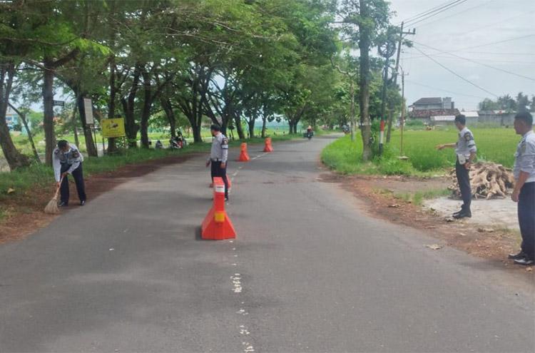 title Cegah Kecelakaan, Dinas Perhubungan Bantul Pasang Pembatas di Jalan Samas Cegah Kecelakaan, Dinas Perhubungan Bantul Pasang Pembatas di Jalan Samas