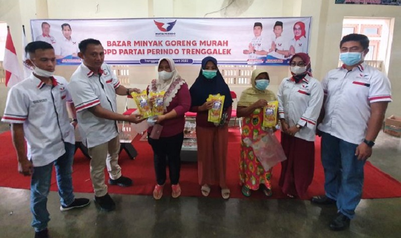 DPD Perindo Trenggalek Sediakan 1.500 Liter Minyak Goreng Murah untuk Warga