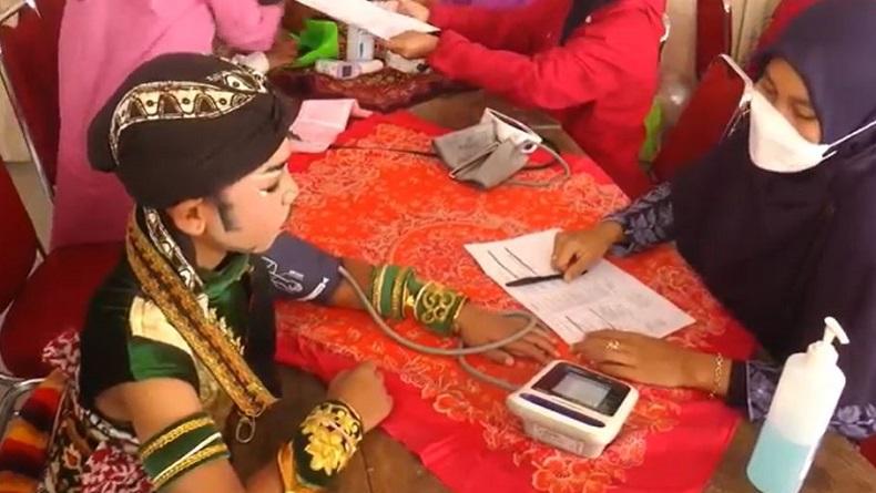 Unik, Sejumlah Siswa SD di Temanggung Kenakan Kostum Kuda Lumping saat Vaksinasi 