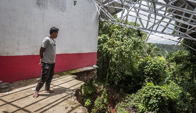 Sekolah Amblas 15 Meter akibat Diguyur Hujan Deras di Lebak - Bagian 2