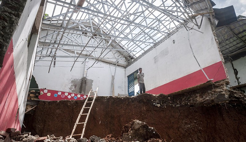Sekolah Amblas 15 Meter akibat Diguyur Hujan Deras di Lebak - Bagian 1