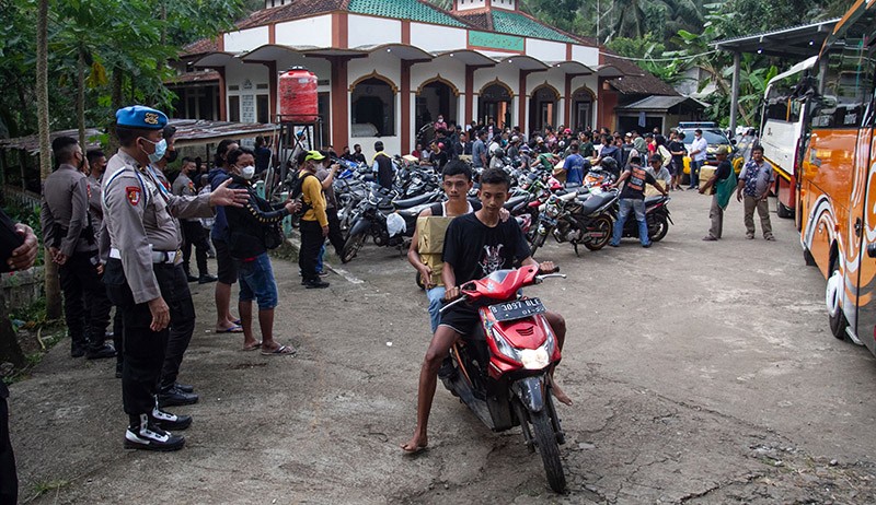 Momen Haru Pembebasan 64 Warga Desa Bener yang Menolak Proyek Bendungan Bener - Bagian 4