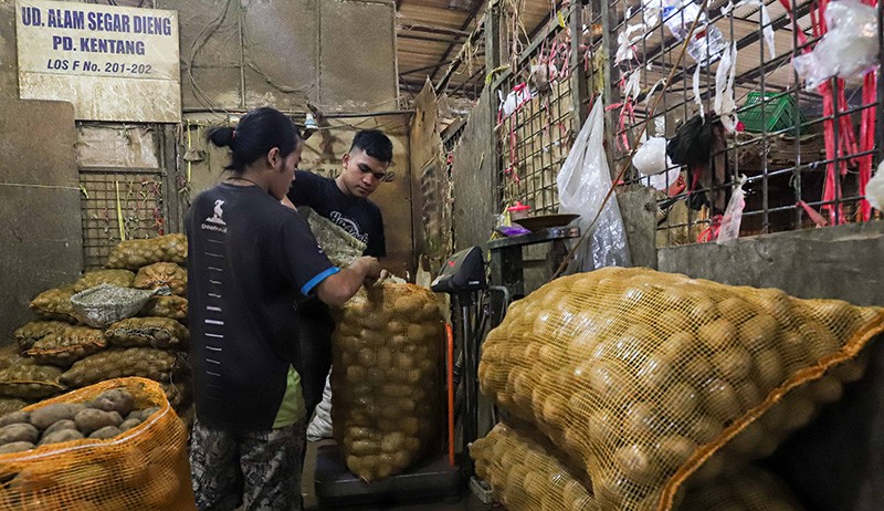 Kasus Covid-19 Melonjak, Stok Bahan Pokok di Pasar Induk Kramat Jati Aman - Bagian 3