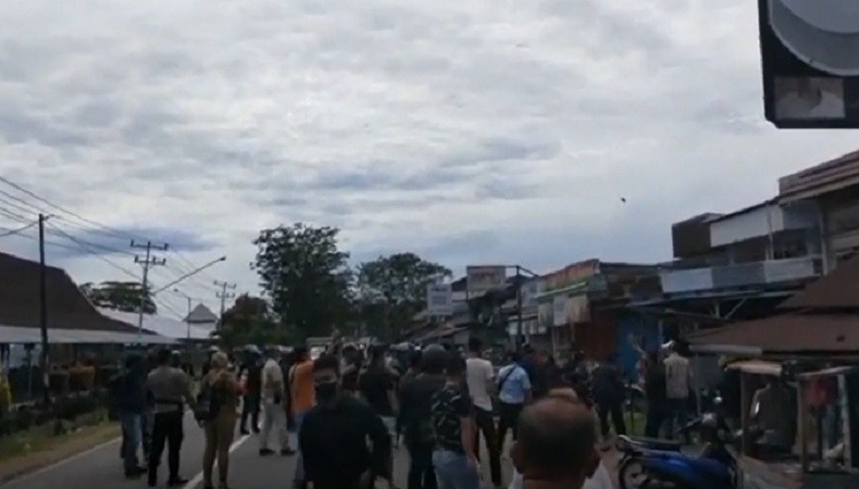 Bentrok Kelompok Buruh di Kubu Raya, Terjadi Aksi Lempar Batu