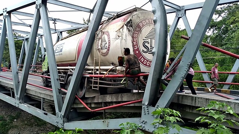 Rusak Parah akibat Truk Semen, Jembatan Ngantru Penghubung Ngawi-Bojonegoro Akan Dibongkar