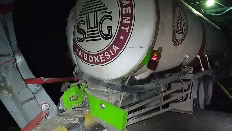 Rusak Parah Akibat Truk Semen, Jembatan Ngantru Penghubung Ngawi-Bojonegoro Ditutup Total