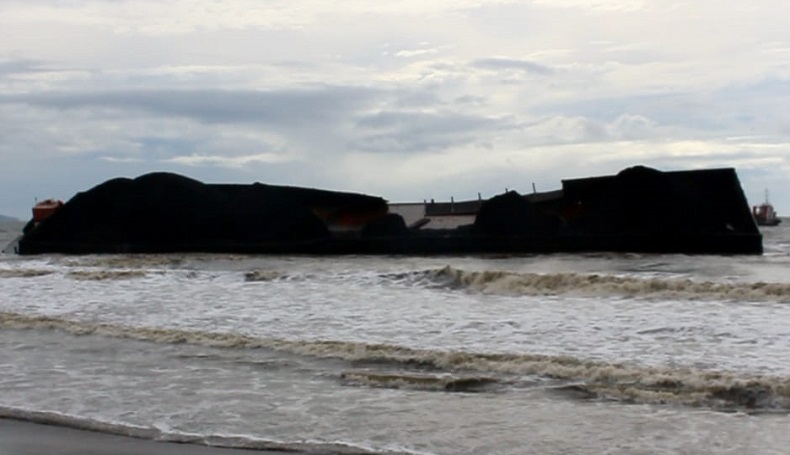 Dihantam Gelombang Tinggi, Kapal Tongkang Batu Bara Terdampar di Sukabumi