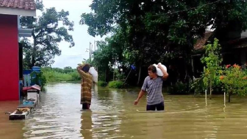 title Bagikan Nasi Bungkus ke Rumah Warga, Relawan di Pekalongan Nekat Terjang Banjir Bagikan Nasi Bungkus ke Rumah Warga, Relawan di Pekalongan Nekat Terjang Banjir