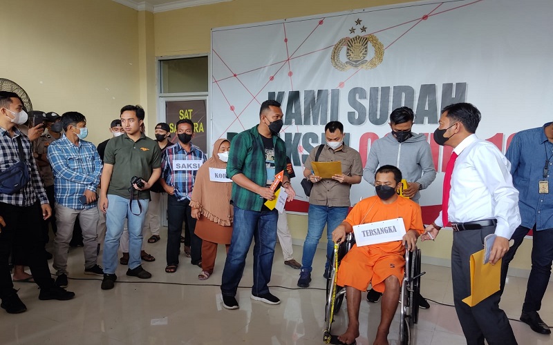 Rekonstruksi Pembunuhan Pasutri Lansia, Mayat Korban Ditumpuk dan Dibacok Lagi