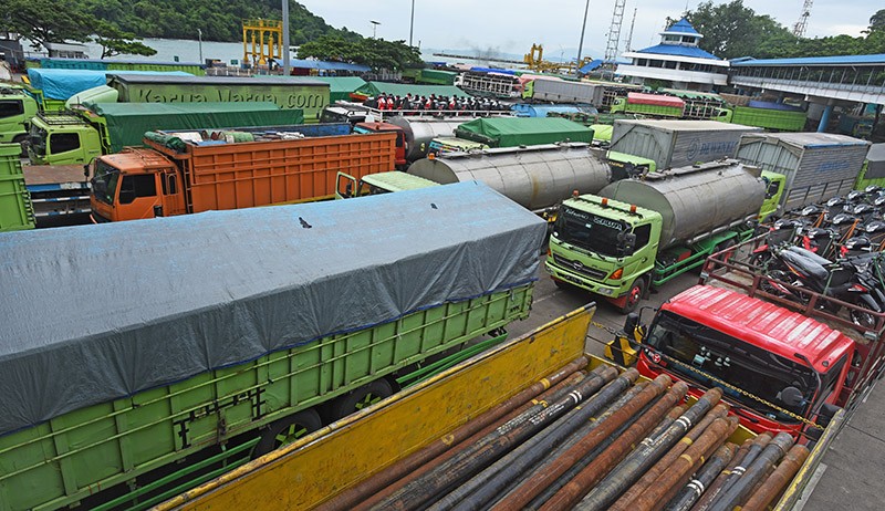 Cuaca Buruk, Truk Antre Panjang Menunggu Menyeberang di Pelabuhan Merak - Bagian 2