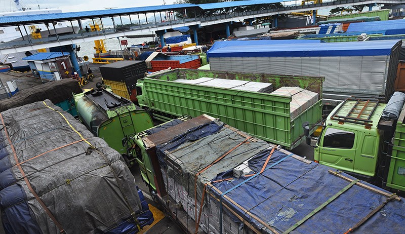 Cuaca Buruk, Truk Antre Panjang Menunggu Menyeberang di Pelabuhan Merak - Bagian 3