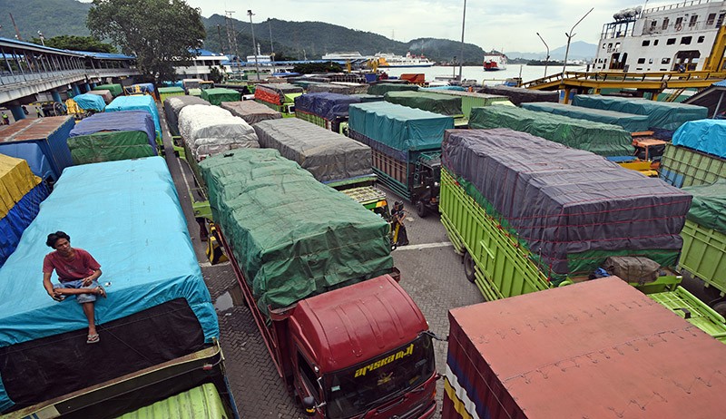 Cuaca Buruk, Truk Antre Panjang Menunggu Menyeberang di Pelabuhan Merak - Bagian 1