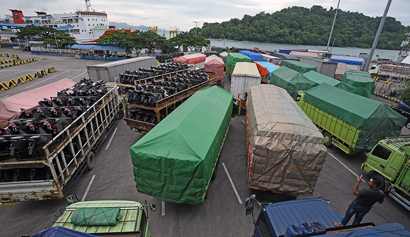 Cuaca Buruk, Truk Antre Panjang Menunggu Menyeberang di Pelabuhan Merak - Bagian 4
