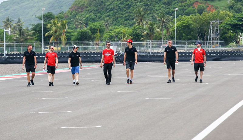 Pembalap MotoGP Jalan Kaki Susuri Trek Mengenal Sirkuit Mandalika - Bagian 1
