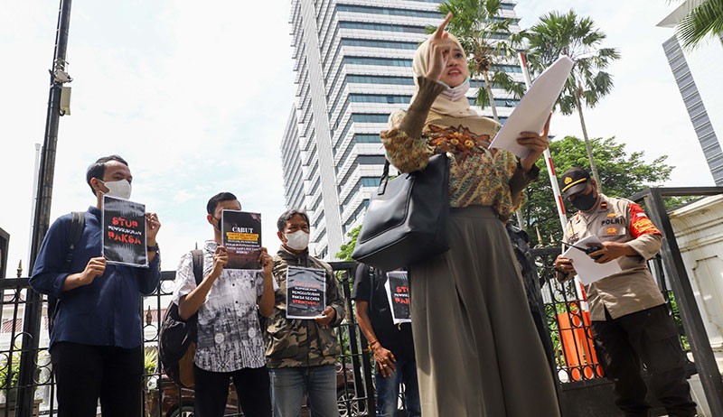 Aksi Tolak Penggusuran Paksa di Depan Balai Kota DKI Jakarta - Bagian 3