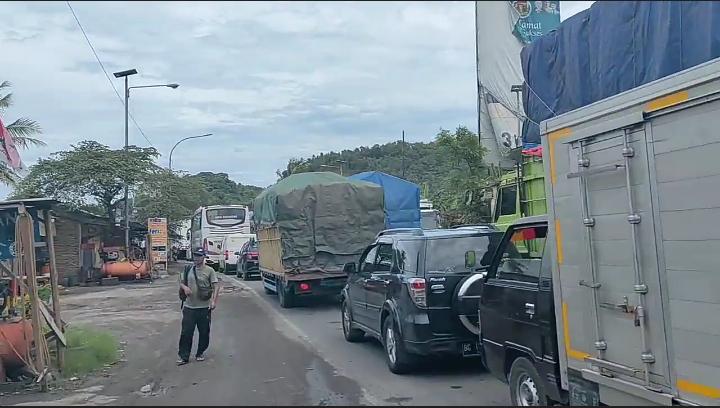 Ratusan Kendaraan Berjam-Jam Mengular di Pelabuhan Merak