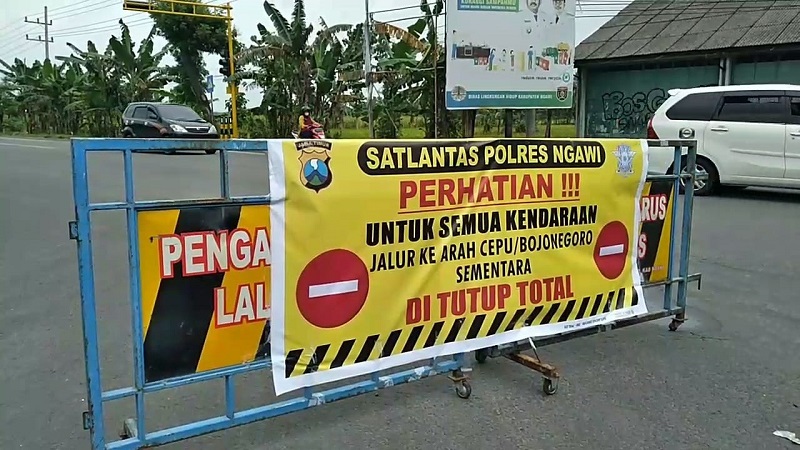 Jembatan Ngantru Ngawi Resmi Ditutup, Polisi Buka Jalur Alternatif di Perkampungan 