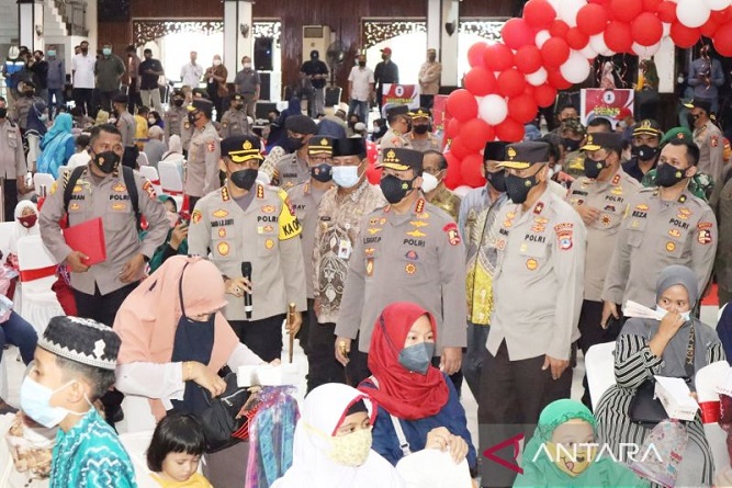 Tinjau Vaksinasi di Banjarmasin, Kapolri Dorong Semua Daerah Capai Target 100 Persen