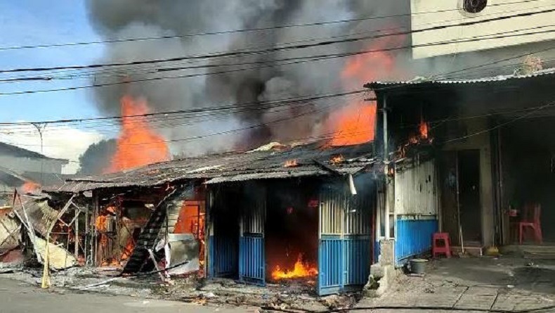 Kebakaran di Pasar Karombasan Manado, 6 Kios Ludes Dilalap Api