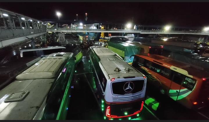 Kapal Sulit Bersandar karena Gelombang Tinggi, Penumpang di Merak Menunggu Berjam-jam