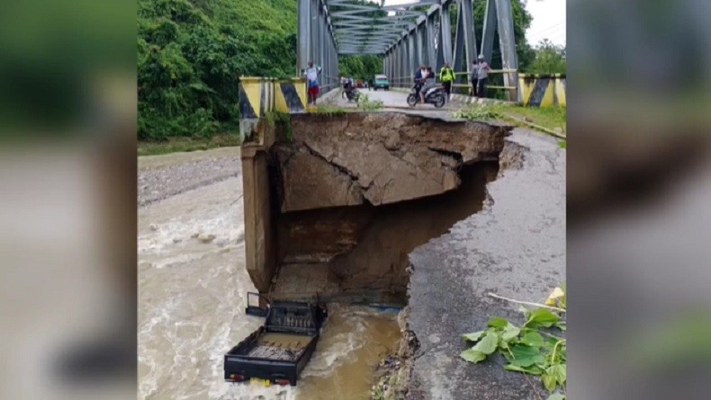 Jalan Longsor di Kabupaten Teluk Wondama, Mobil Pikap Terjun ke Sungai