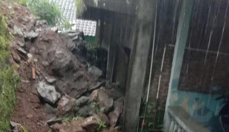  Hujan Deras, Fondasi 8 Meter Longsor Timpa Rumah Warga Semarang