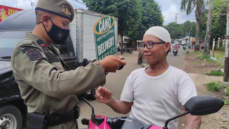 Prokes Mulai Kendur, Satpol PP Bagikan Ratusan Masker ke Warga di Jakbar