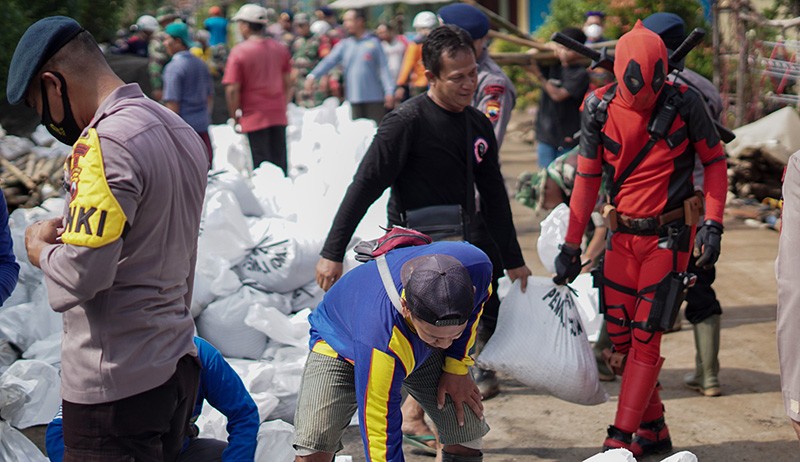 Superhero bersama TNI-Polri Turun Tangan Antisipasi Banjir di Pekalongan - Bagian 2
