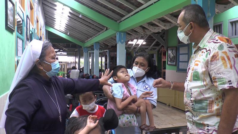 title MNC Peduli Salurkan Bantuan Sembako kepada Anak-anak Panti Asuhan Cacat Ganda di Semarang MNC Peduli Salurkan Bantuan Sembako kepada Anak-anak Panti Asuhan Cacat Ganda di Semarang