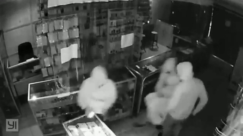 Viral Video Kawanan Pencuri Bobol Konter HP di Cimahi