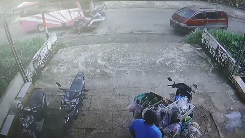 Jemput Anak Sekolah, Ibu di Jepara Terpental Usai Motornya Ditabrak Bus