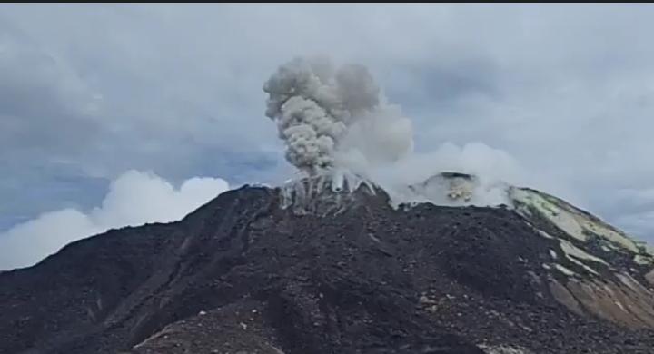 title Gunung Ili Lewotolok Erupsi, Tinggi Abu Capai 1.200 Meter Gunung Ili Lewotolok Erupsi, Tinggi Abu Capai 1.200 Meter