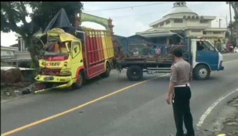 title Kecelakaan Karambol di Jalur Tengkorak Temanggung, 4 Orang Luka Kecelakaan Karambol di Jalur Tengkorak Temanggung, 4 Orang Luka