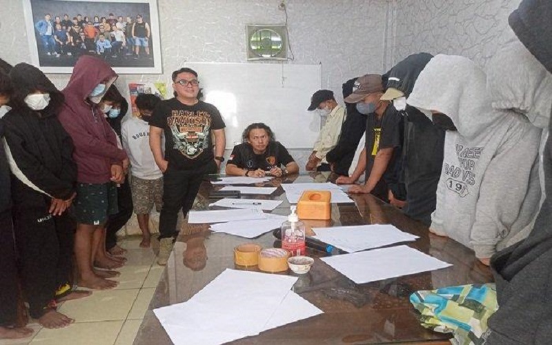 title Hina Polisi, Gerombolan Pelajar Tertunduk Lesu Ditangkap Jatanras Polda Sumsel Hina Polisi, Gerombolan Pelajar Tertunduk Lesu Ditangkap Jatanras Polda Sumsel