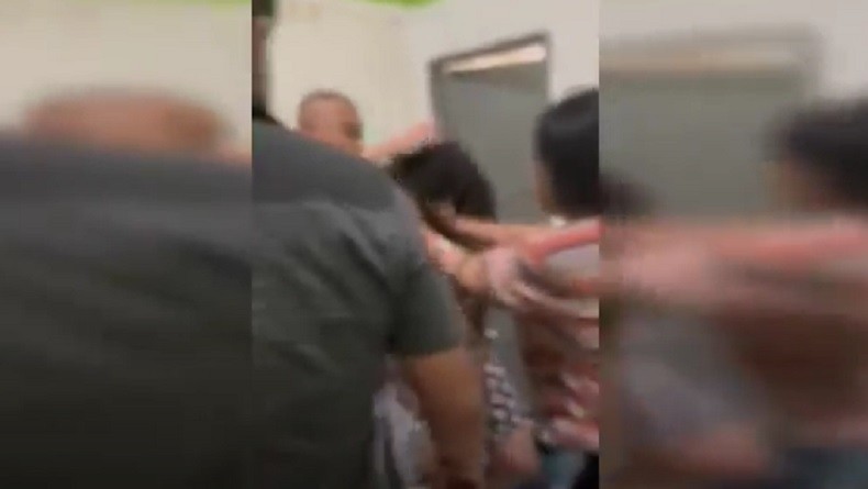 title Emosi, Istri Oknum Polisi Jambak Rambut Mahasiswi Selingkuhan Suami di Kamar Kos Emosi, Istri Oknum Polisi Jambak Rambut Mahasiswi Selingkuhan Suami di Kamar Kos