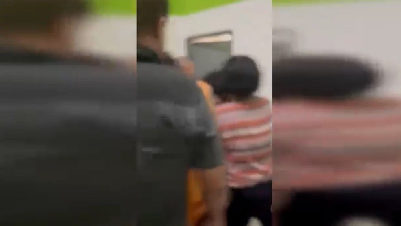 title Oknum Anggota Polda Papua Barat Digerebek Istri saat Berduaan dengan Mahasiswi di Kamar Kos Oknum Anggota Polda Papua Barat Digerebek Istri saat Berduaan dengan Mahasiswi di Kamar Kos