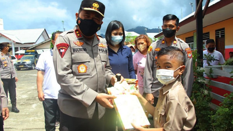 Kapolda Sulut Tinjau Vaksinasi Massal di SD Negeri 85 Manado