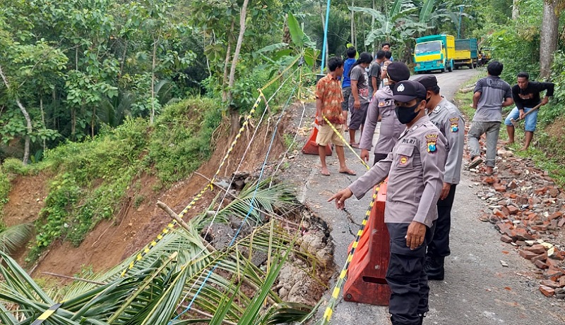 Hujan Deras, Jalan Raya Jurang Gundul Trenggalek Longsor 15 Meter 