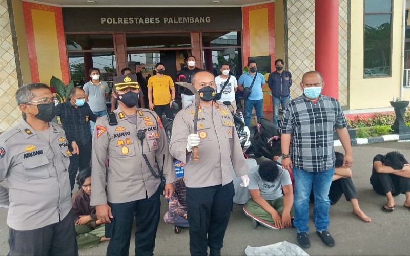 title 9 Anggota Geng Motor yang Bacok Perempuan Cantik Ditangkap, Semuanya Pelajar 9 Anggota Geng Motor yang Bacok Perempuan Cantik Ditangkap, Semuanya Pelajar