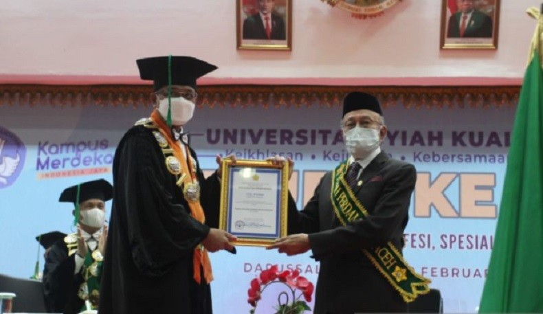 Unsyiah Anugerahi Wali Nanggroe Aceh Malik Mahmud Penghargaan Tokoh Penjaga Perdamaian