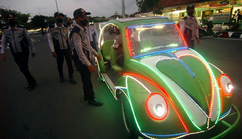 Akses Masuk Alun-Alun Kota Tegal Ditutup - Bagian 2