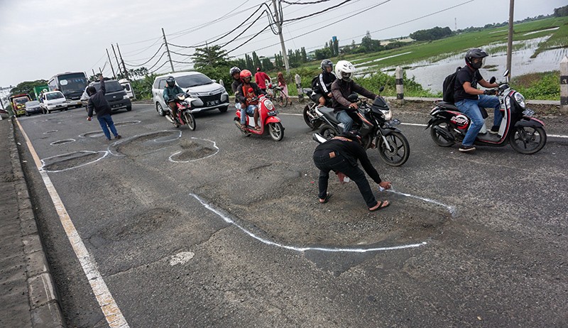 Aksi Warga Pekalongan Tandai Jalan Pantura yang Berlubang dengan Cat - Bagian 2