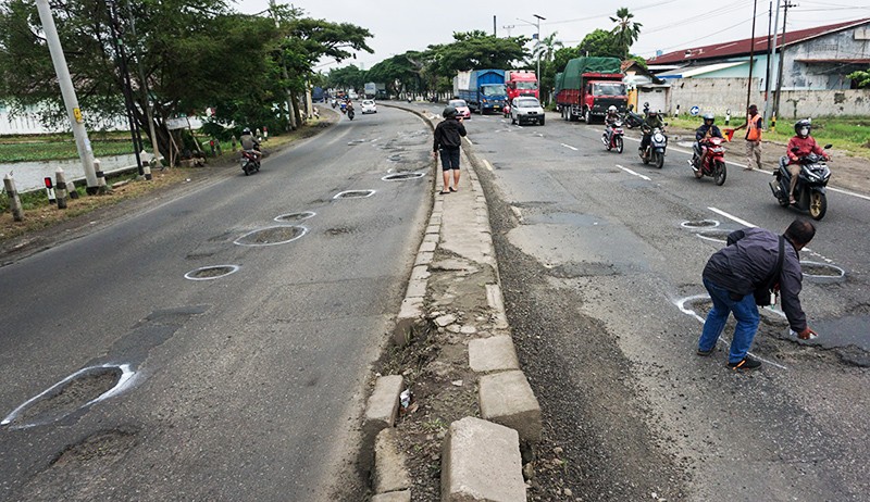 Aksi Warga Pekalongan Tandai Jalan Pantura yang Berlubang dengan Cat - Bagian 1