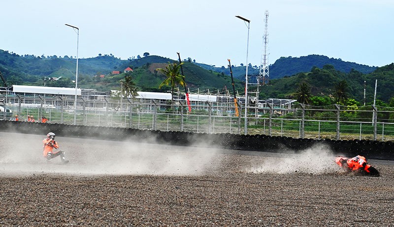 Detik-Detik Pembalap MotoGP Raul Fernandez Kecelakaan, Motor Terpental Jauh - Bagian 2