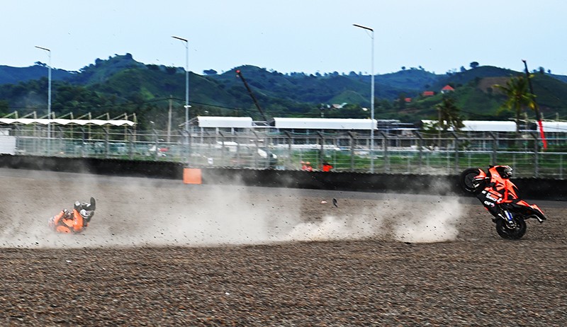 Detik-Detik Pembalap MotoGP Raul Fernandez Kecelakaan, Motor Terpental Jauh - Bagian 1