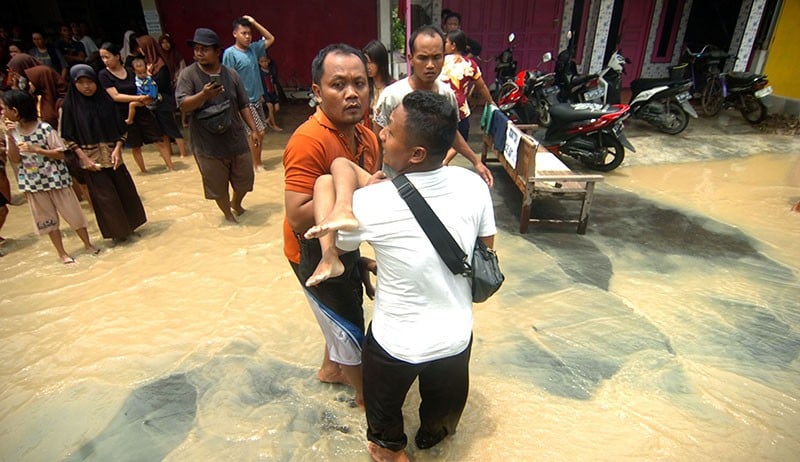 Masuk Selokan, Anak 7 Tahun Meninggal saat Bermain Genangan Banjir di Tegal - Bagian 1